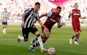 Alexander Isak, and the player in the maroon jersey is Mohammed Kudus